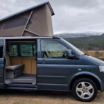 Campervan VW California Comfortline with rooftent, seen from the side